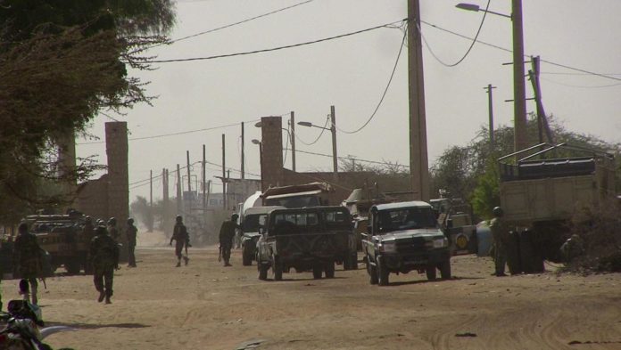 Des militaires maliens à l'entrée de Tombouctou, le 5 février 2016