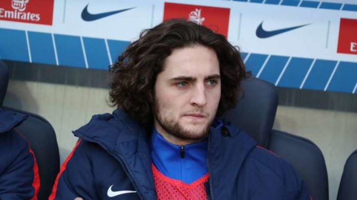 Adrien Rabiot sur le banc lors de la rencontre opposant le PSG à Angers