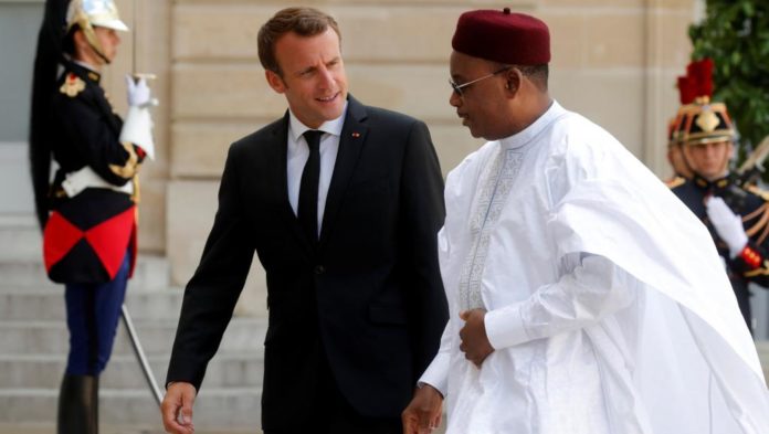 Les présidents français et nigérien Emmanuel Macron et Mahamadou Issoufou