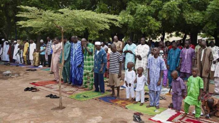 Prière devant la Grande mosquée de Bamako