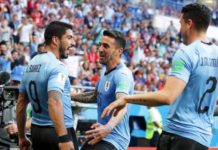 Les Uruguayens célèbrent le but de Luis Suarez pour sa 100e sous le maillot de la Celeste