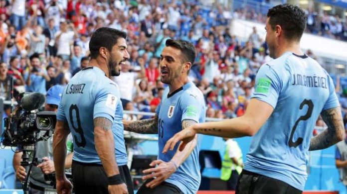 Les Uruguayens célèbrent le but de Luis Suarez pour sa 100e sous le maillot de la Celeste