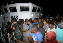 Des migrants arrivent à une base navale