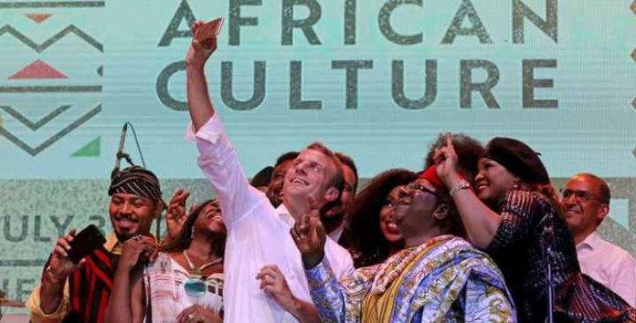 Le président français Emmanuel Macron pose avec les artistes Femi Kuti