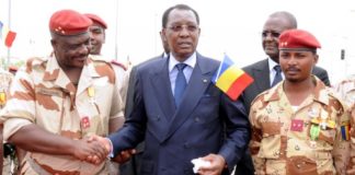 Le général Oumar Bikimo (à gauche) en compagnie du président du Tchad Idriss Déby