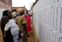 Consultation des listes électorales dans un bureau de Bamako, le 23 juillet 2018.