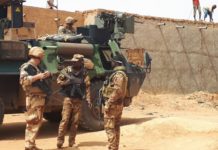 Une patrouille mixte de la force française Barkhane et des Fama, l'armée malienne, dans les rues de Ménaka