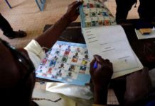 Opération de vote dans un bureau de Bamako au Mali pour la présidentielle du 29 juillet 2018