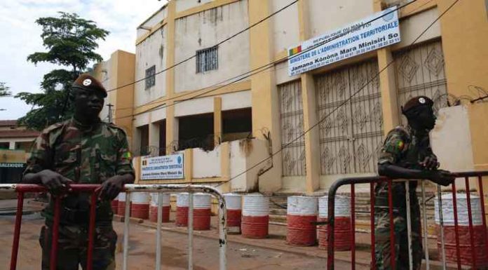 Des soldats montent la garde devant le ministère de l'Administration des territoires