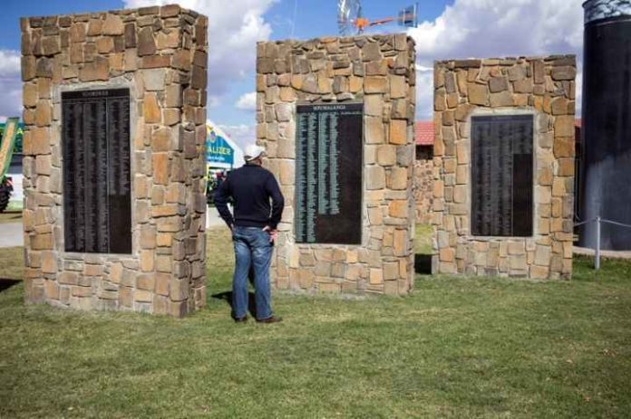 Le Mur du Souvenir, en hommage aux fermiers blancs tués en Afrique du Sud