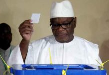 Le président sortant Ibrahim Boubacar Keïta vote dans le bureau 14 de la capitale