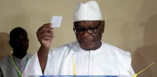 Le président sortant Ibrahim Boubacar Keïta vote dans le bureau 14 de la capitale