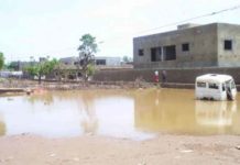 Des habitations menacées par la montée des eaux de pluie