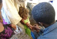 L’équipe de MSF enregistre le nombre de familles déplacées qui ont quitté le village de Tindinbawen au nord du Mali et procède à la distribution des kits non-alimentaires aux personnes déplacées.