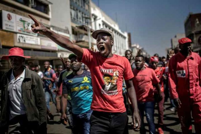 Des partisans de l'opposition manifestent dans les rues de Harare