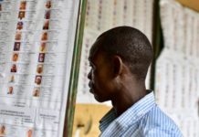Un homme vérifie son nom sur la liste des électeurs d'un bureau de vote à Bamako, le 12 août 2018. © ISSOUF SANOGO / AFP