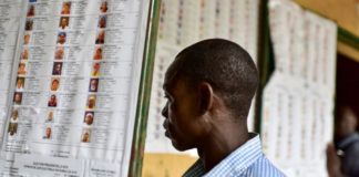 Un homme vérifie son nom sur la liste des électeurs d'un bureau de vote à Bamako, le 12 août 2018. © ISSOUF SANOGO / AFP