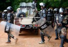 La police anti-émeutes en route pour sécuriser un bureau de vote avant le dépouillement des bulletins du second tour de la présidentielle malienne