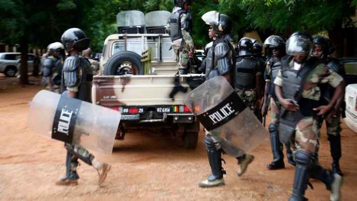 La police anti-émeutes en route pour sécuriser un bureau de vote avant le dépouillement des bulletins du second tour de la présidentielle malienne