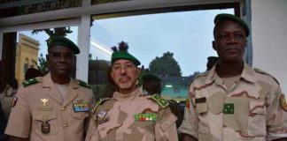 La passation de service entre le commandant sortant de la force conjointe du G5 Sahel, le Général de Division Didier Dacko et entrant, le Général de Division Hanana Ould Sidy de la Mauritanie