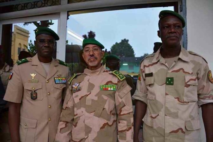 La passation de service entre le commandant sortant de la force conjointe du G5 Sahel, le Général de Division Didier Dacko et entrant, le Général de Division Hanana Ould Sidy de la Mauritanie