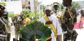 Dépôt de gerbe de fleurs au pied du monument de l’indépendance par le président réélu