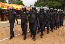 Des policiers défilant à l’occasion de la fête de l’indépendance