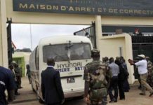 Un fourgon de la gendarmerie entre dans la prison d'Abidjan, Côte d'Ivoire, en janvier 2011