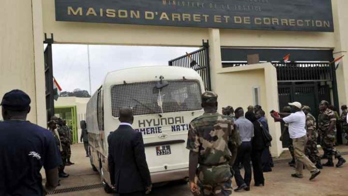 Un fourgon de la gendarmerie entre dans la prison d'Abidjan, Côte d'Ivoire, en janvier 2011