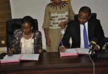 Le ministre Boubou Cissé et Mme Soukeyna Kane signant les documents