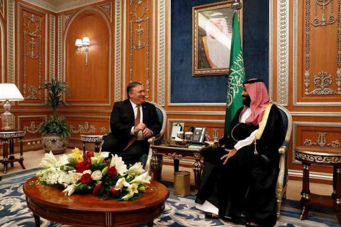 Le secrétaire d’Etat américain Mike Pompeo avec le prince Mohammed ben Salmane