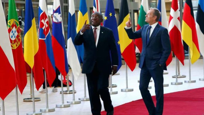 Le président sud-africain Cyril Ramaphosa et le président du Conseil européen Donald Tusk à Bruxelles, jeudi 15 novembre.