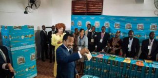 Le président Paul Biya dans un bureau de vote de Yaounde, Cameroun, le 7 octobre 2018