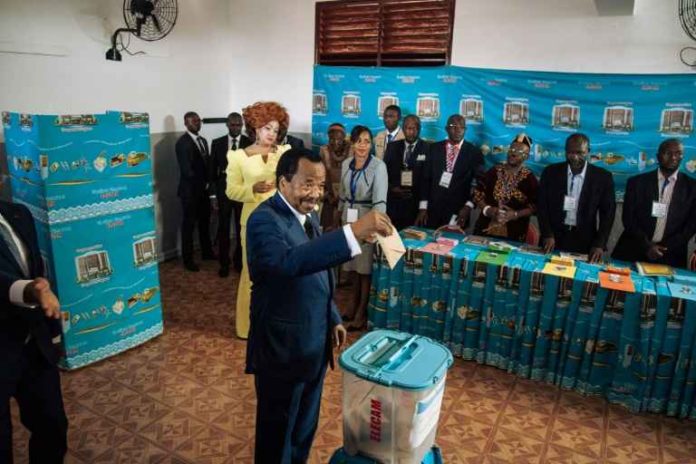 Le président Paul Biya dans un bureau de vote de Yaounde, Cameroun, le 7 octobre 2018