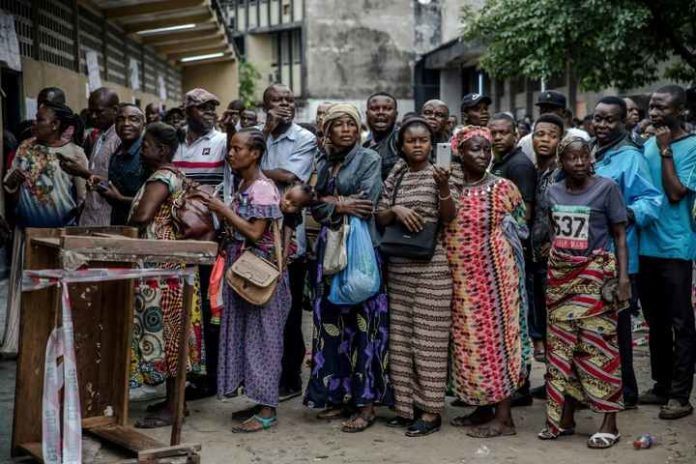 Des électeurs congolais attendent leur tour pour voter dans un bureau de vote à Kinshasa, le 30 décembre 2018