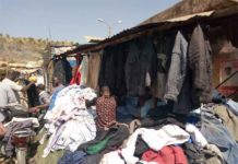 Des clients dans un marché de friperie à Bamako