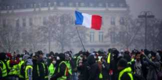 «Gilets jaunes»: le gouvernement recule, la colère persiste