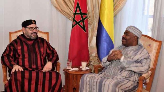 La photo officielle diffusée par Rabat montre le roi du Maroc Mohammed VI (G) et le président gabonais Ali Bongo