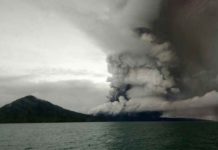 Le volcan Anak Krakatoa en éruption dans le détroit de la Sonde le 26 décembre 2018
