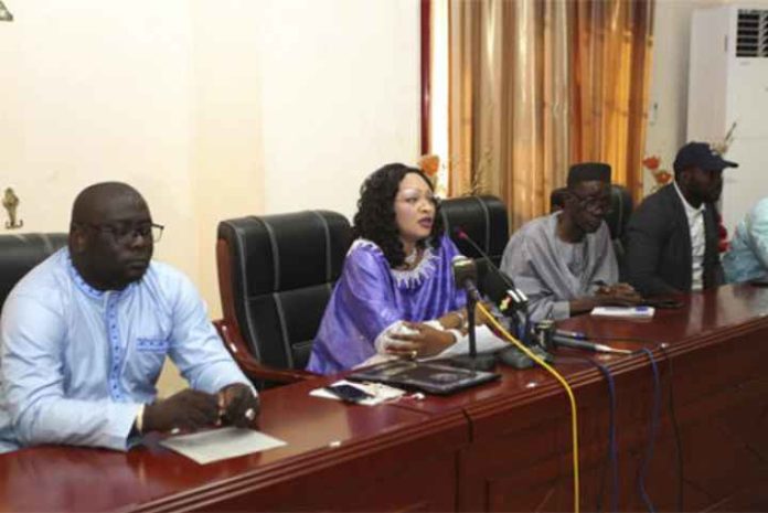 Le chef de cabinet, Mme Gologo Aminata Diarra, à la conférence de presse