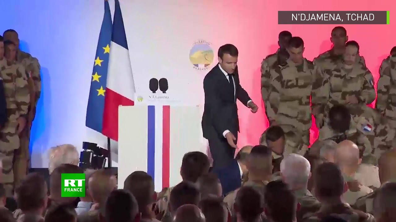 Tchad : un militaire de la force Barkhane s'effondre devant Macron après la Marseillaise (VIDEO)