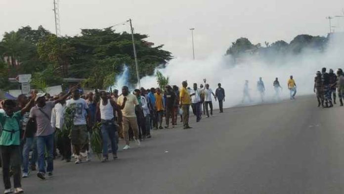 Marche improvisée de partisans de l'opposant Jean Ping, à Libreville