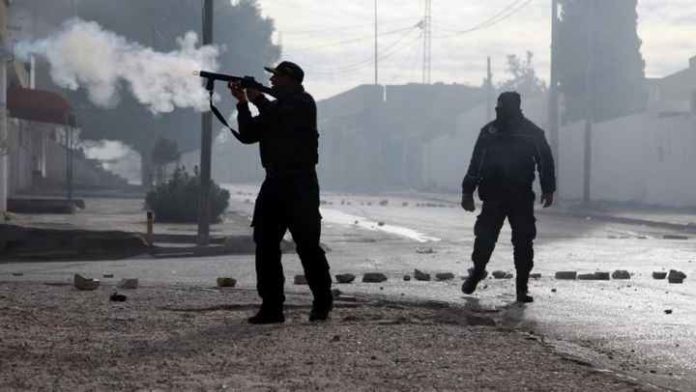 Des policiers tunisiens lancent du gaz lacrymogène