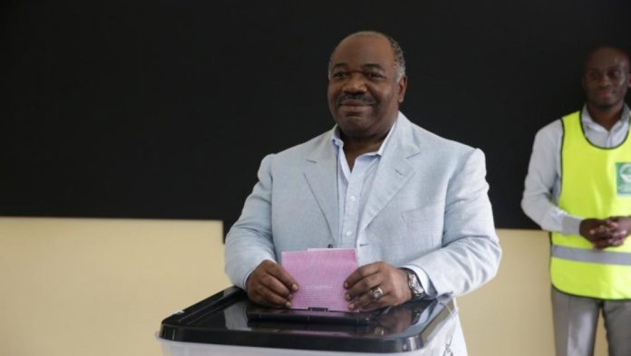 Le président du Gabon, Ali Bongo en train de voter lors du scrutin du 6 octobre 2018