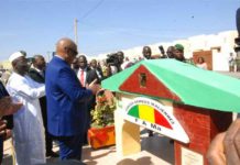 Le chef de l’Etat devant la stèle des logements sociaux de Kambila