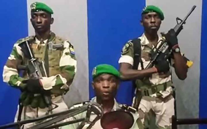 Image des militaires lors de la lecture de leur communiqué à la radio et télévision gabonaise, le 7 janvier 2019. © AFP / YOUTUBE
