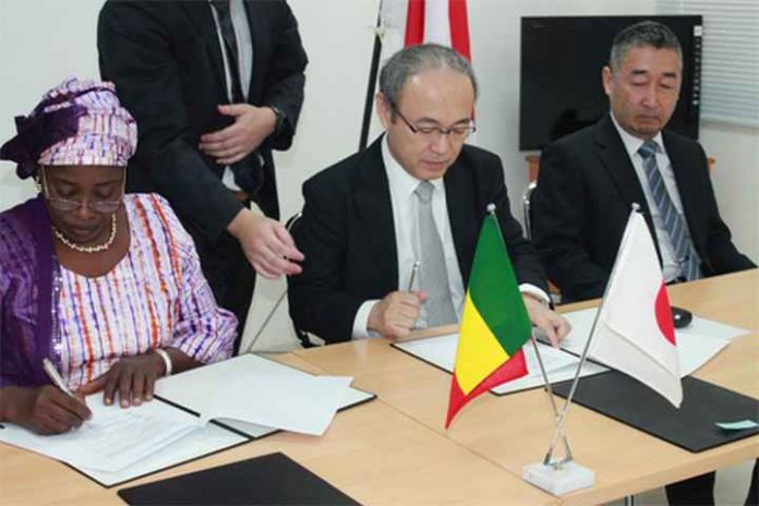 L’ambassadeur du Japon au Mali Daisuké Kuroki au moment de la signature du document avec la partie malienne