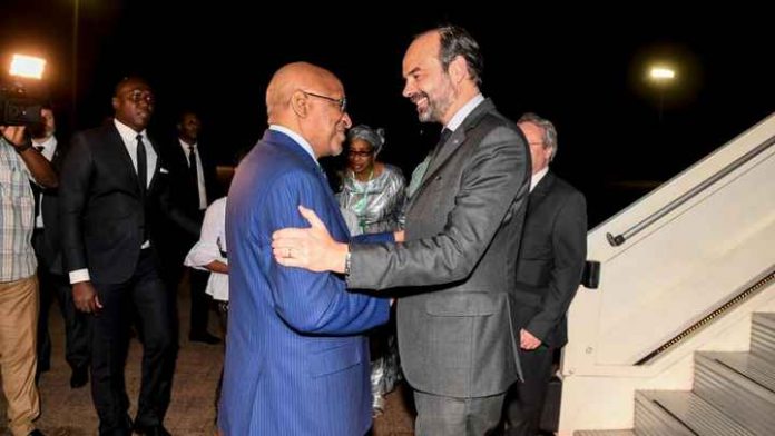 Le Premier ministre français Edouard Philippe a été accueilli à l'aéroport par son homologue malien Soumeylou Boubèye Maïga, à Bamako, vendredi soir 22 février 2019