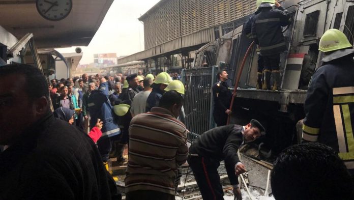 Les membres des services de secours procèdent aux premières observations après l'incendie en gare du Caire, le 27 février 2019