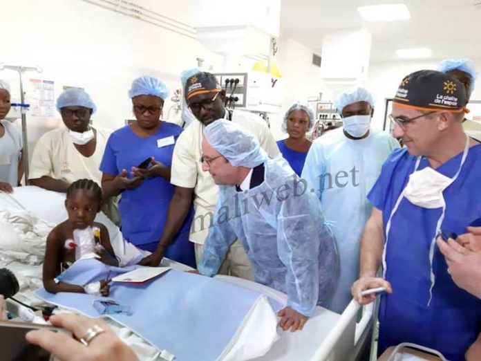 François Hollande visite l'unité cardio-pédiatrique